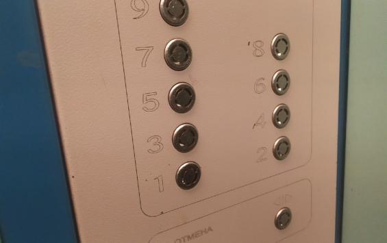 В Курчатове меняют лифты