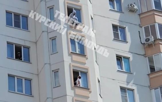 В Курске спасли девушку, сорвавшуюся из окна 15 этажа