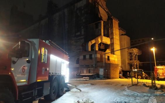 В Курске этой ночью на Магистральном проезде огнеборцы ликвидировали возгорание в зерносушилке
