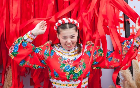 В Курской области для семейных пар провели народный праздник Красная горка