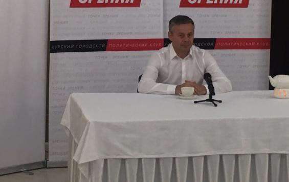 Виктор Карамышев пообещал, что не допустит поборов в учебных заведениях