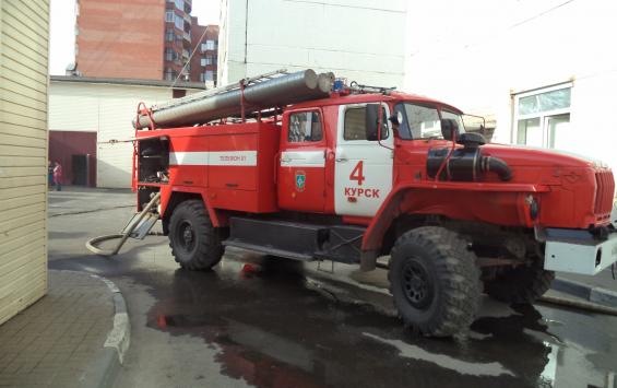 Пожарные спасли загоревшийся балкон в Курске