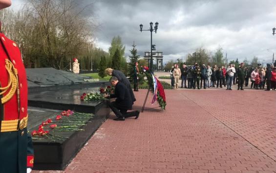 В Курске прошла церемония возложения цветов к могиле Неизвестного солдата