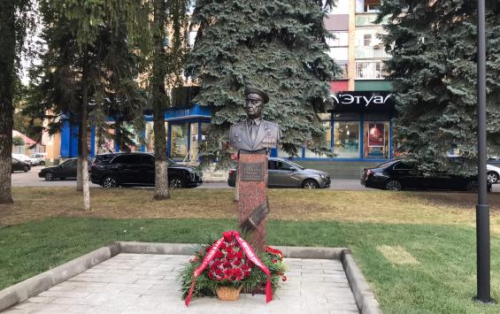 На Ленина открыли памятник Михаилу Булатову