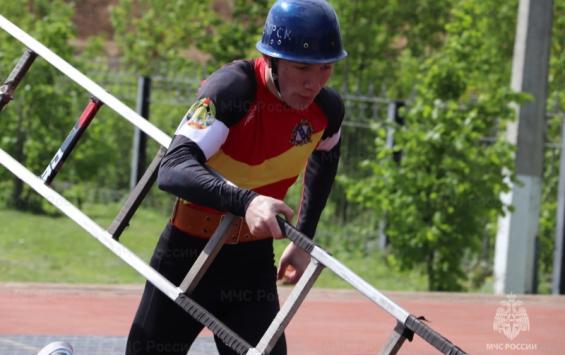 В Курске прошли соревнования по пожарно-спасательному спорту среди школьников