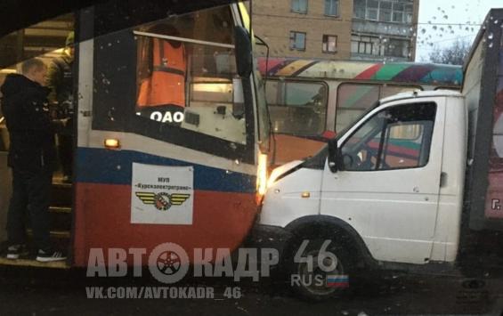Лобовое столкновение «ГАЗели» и трамвая произошло в центре Курска