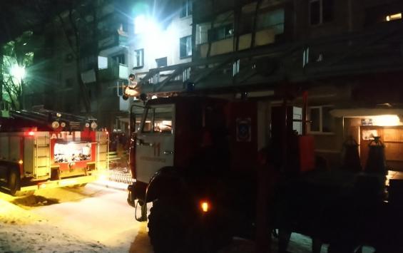 В результате двух утренних пожаров в Курской области сгорел жилой дом и квартира