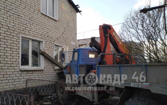 Грузовик после ДТП протаранил жилой дом в Курске