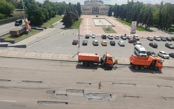 В центре Курска ремонтируют дороги