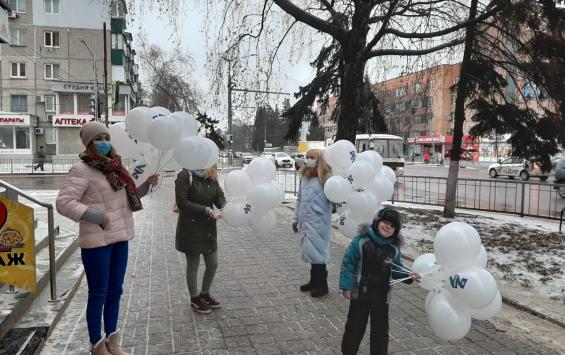В Курске представители одной из партий раздали детям воздушные шары