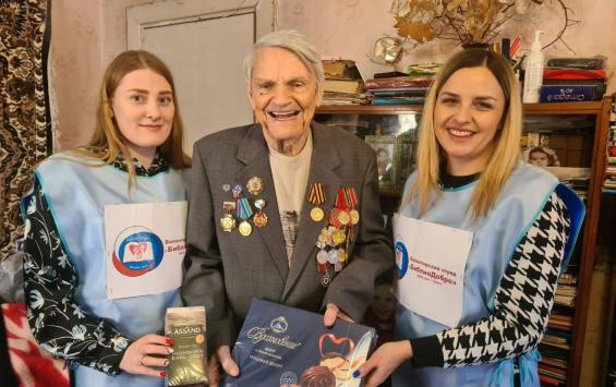 Ветерана Великой Отечественной войны поздравили с наступающим праздником