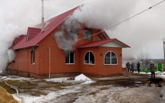 В Обояни Курской области сгорел дом площадью в 200 квадратов
