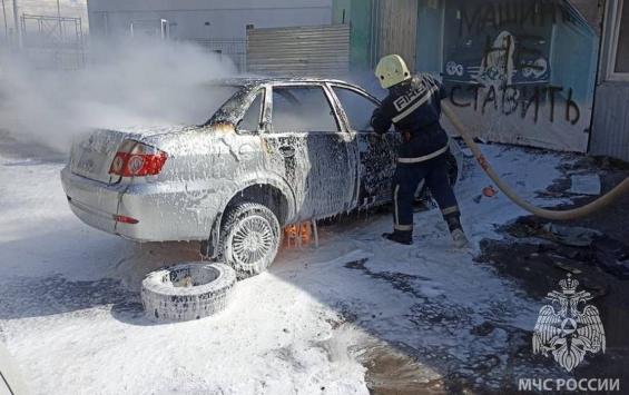 В центре Курска сгорел автомобиль LIfan