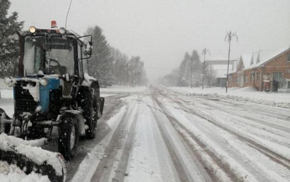 В Курской области расчищают дороги от снега