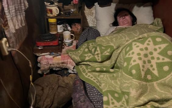 В Курске помогли женщине, которая после двух инсультов жила в гараже