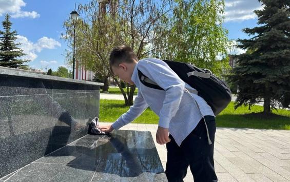 В Курске прошла уборка памятника Могила Неизвестному солдату Курской земли