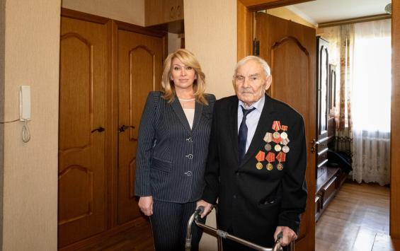 В Курске заместитель главы администрации города посетила ветерана ВОВ