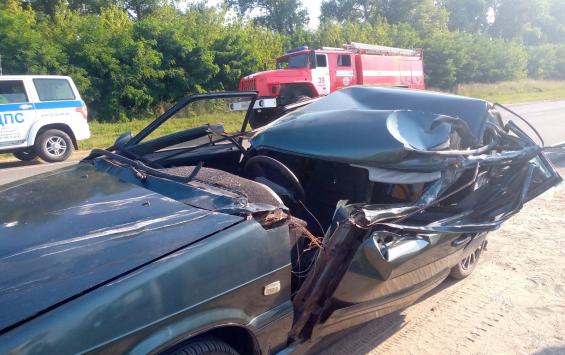 В Курской области водитель легковушки врезался в грузовик и не пострадал