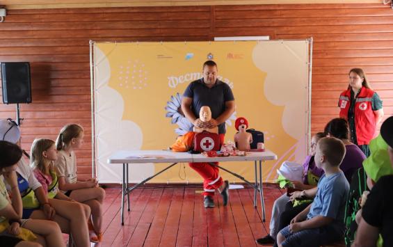Сотрудники Красного креста провели мастер-класс в Курчатовском районе