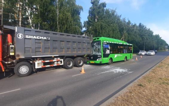 В Курске утром 28 июля Волгабус врезался в припаркованный грузовик
