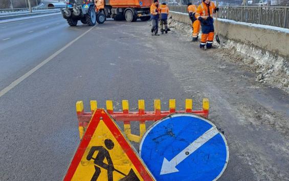 В Курске 77 человек и 64 единицы техники вышли на уборку снега