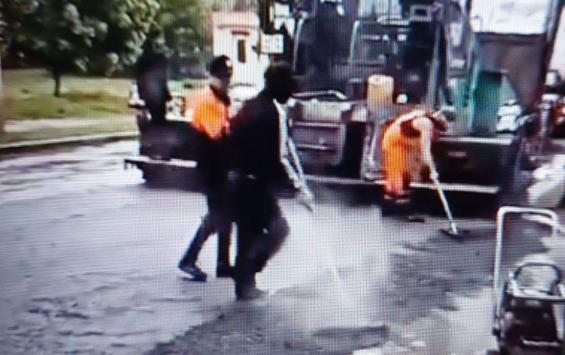 Минстрой пояснил, почему подрядчики кладут асфальт в дождь