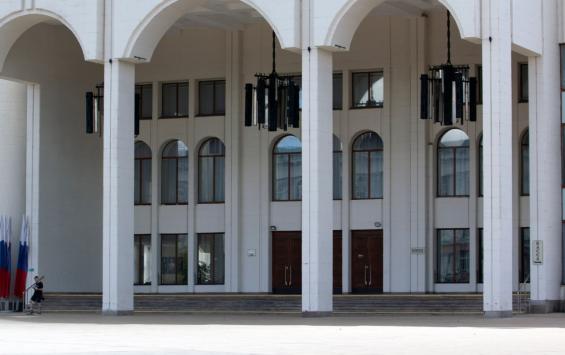 Губернатор Курской области раскритиковал продажу билетов на Ревизора: очередь у драмтеатра и одна касса