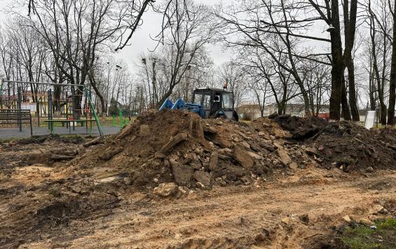 В поселке Тим в Курской области устанавливают новый детский комплекс за пять миллионов рублей