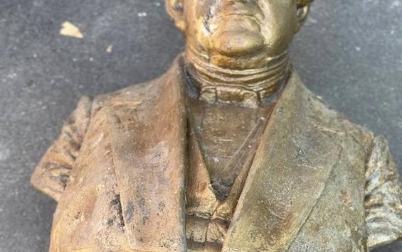 В Курской области спасли повреждённый неонацистами бюст Михаила Щепкина