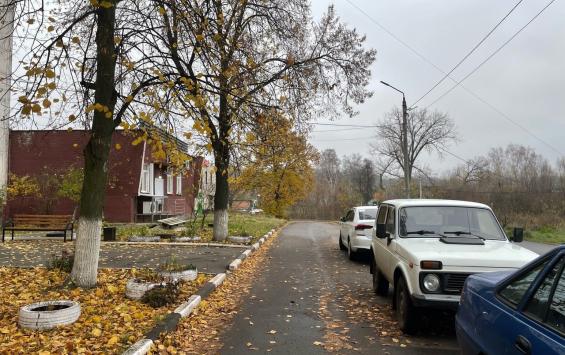 Комиссия выявила нарушения благоустройства во дворах Курска у ряда управляющих компаний