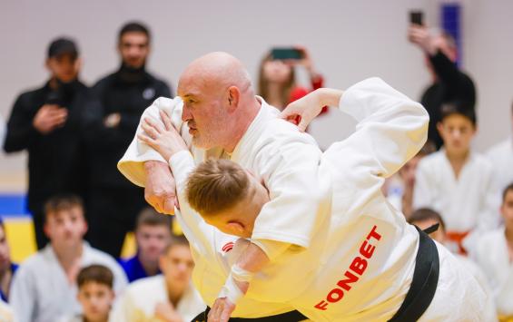Юные дзюдоисты Курской области провели тренировку с легендами олимпийского спорта
