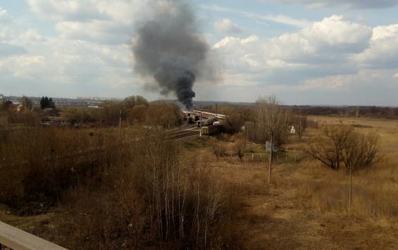 Самовозгорание мусора наделало переполоха на железной дороге