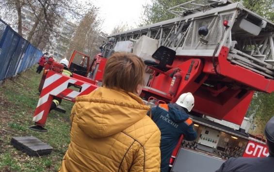 В Курске пожарные спасли из огня жителей многоэтажки