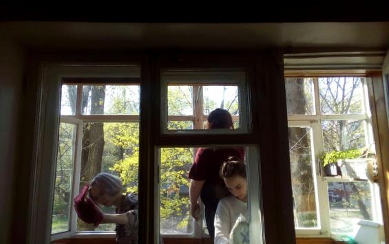 Школьники помыли окна одиноким пожилым курянам