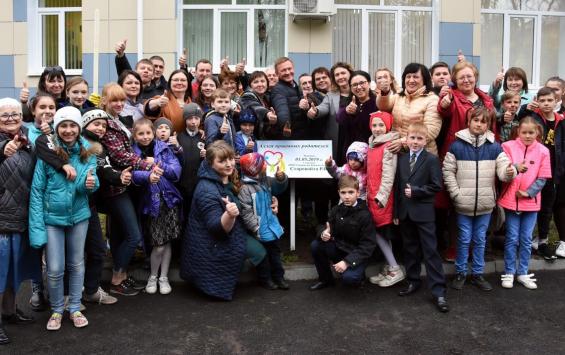 Глава Курской области Роман Старовойт пообщался за чашкой чая с приёмными родителями
