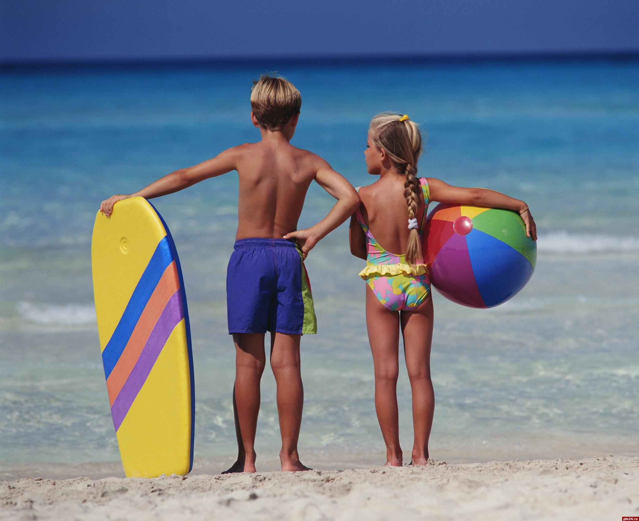 С детьми на пляж: как сделать отдых комфортным и безопасным