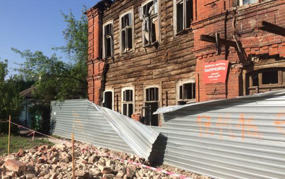 В центре Курска рушится старый дом