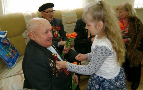 Курские многодетные семьи поздравили ветеранов