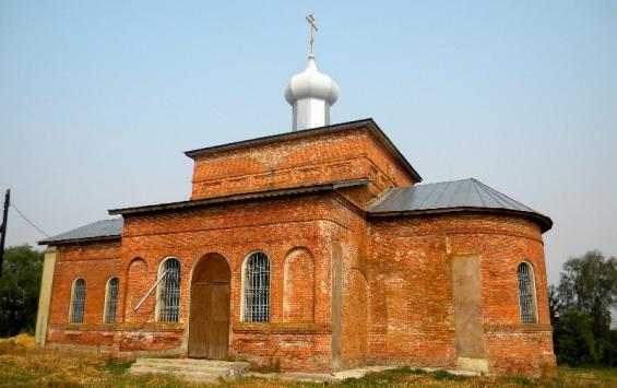 Щигровский храм в Курской области украсили зелёной изгородью