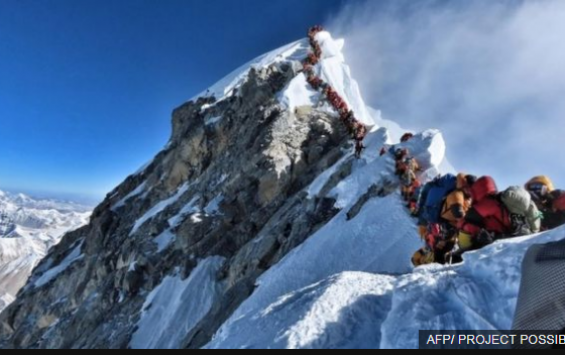 На Эвересте альпинисты гибнут в очередях