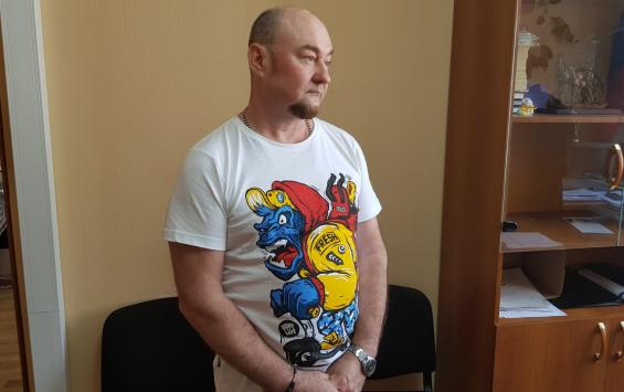 "Люди в капюшонах" защищают Курск от художников