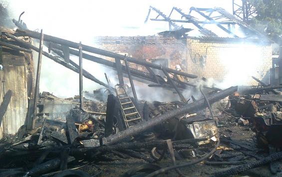 В Фатеже сгорел жилой дом: пострадавших нет
