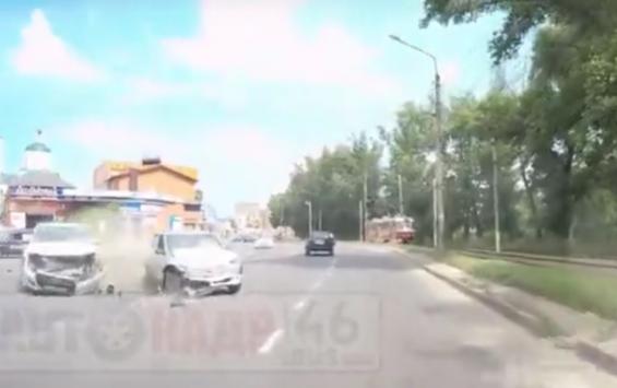 Момент ДТП в Курске с тремя авто попал на ВИДЕО