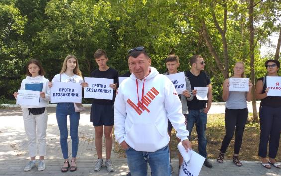 В Курске прошел митинг против незаконного сноса рекламных конструкций