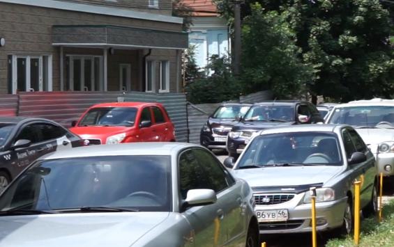 До стихийной парковки на «задворках» Красной площади чиновникам нет дела