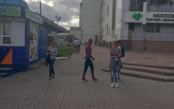 По центру Курска гулял Человек-Паук