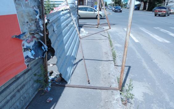 Стройка в центре Курска превратила тротуар в полосу препятствий