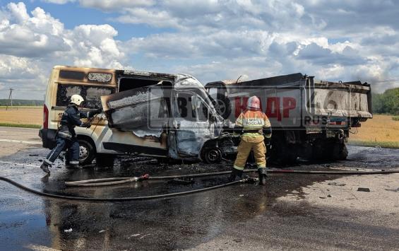 После ДТП под Курском сгорели грузовик и микроавтобус
