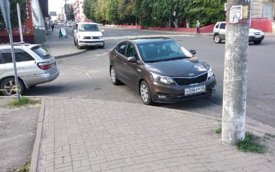 На любителей «кривой» парковки в Курске продолжают закрывать глаза