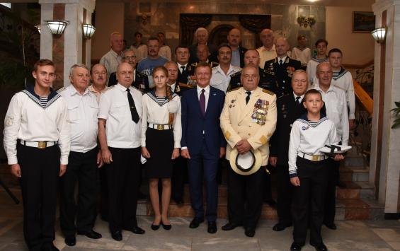 Врио губернатора Курской области поздравил моряков